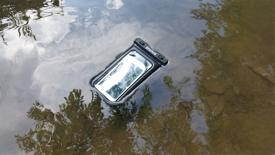 水に浮く防水ケース