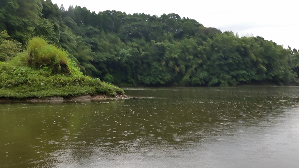 豪雨の野尻湖（宮崎県）