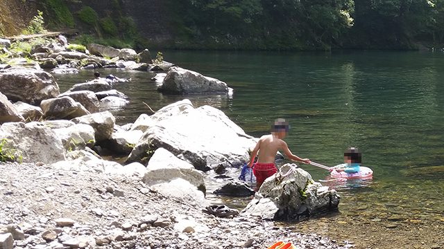 川で泳ぐ子供たち