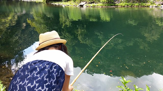 必死に釣りをする子供