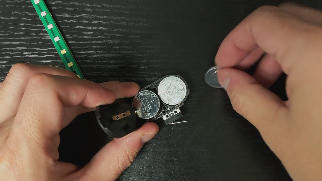 コイン電池のダミーとして、2枚重ねた1円玉を電池ケースに入れる
