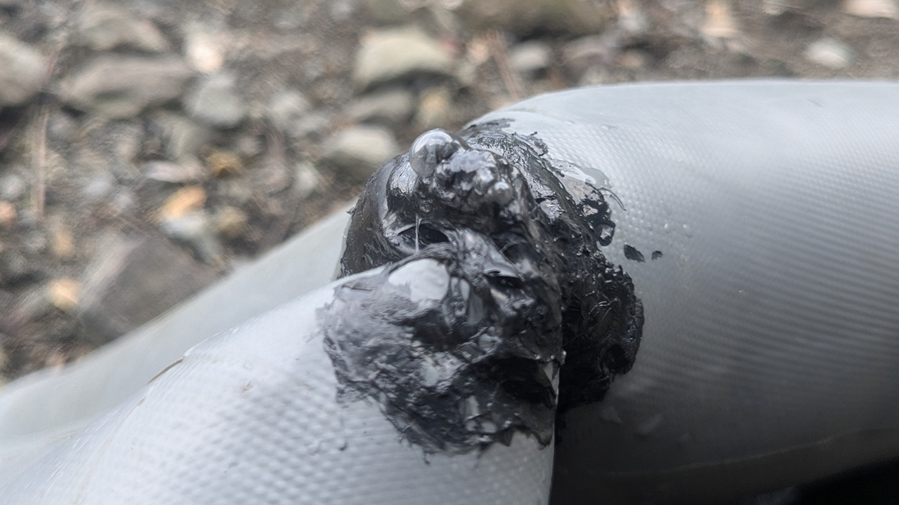 黒ゴム接着剤の破裂